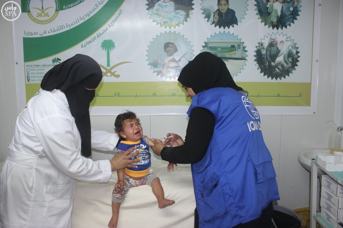 العيادات السعودية تُقدم اللقاحات لـ 145 طفلاً سوريا في مخيم الزعتري (2)