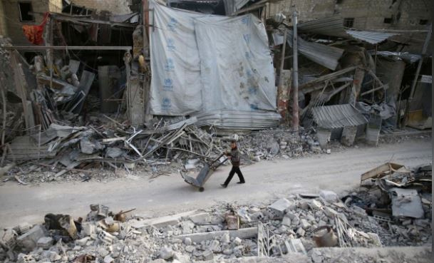 الأسد يمنع 13 شاحنة إغاثة من دخول الغوطة