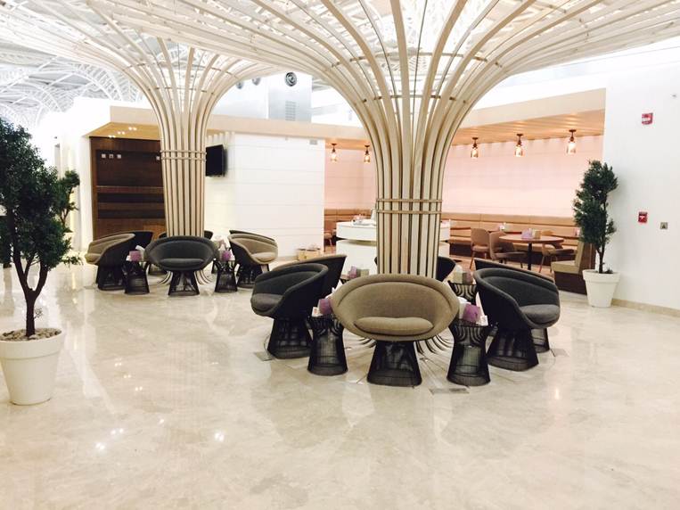 “الخطوط السعودية” تفتتح صالة “الفرسان” في مطار الأمير محمد بن عبدالعزيز
