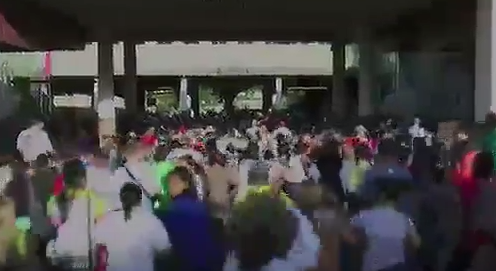 شاهد.. آلاف الفنزويليين يعبرون الحدود إلى كولومبيا بحثا عن الطعام