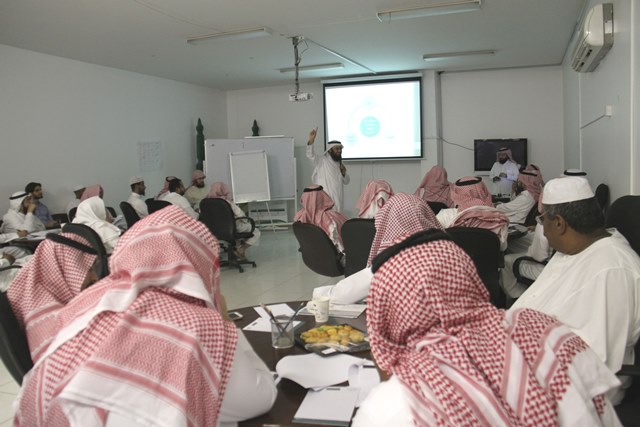 الفوزان يستعرض سبل وأساليب تنمية الموارد المالية في تحفيظ الرياض (1)