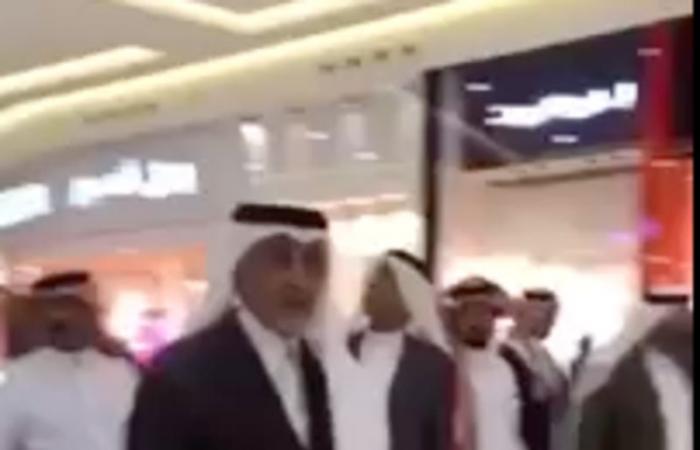 الفيصل يسأل باعة في الطائف عن سبب عدم ارتداء الزي السعودي.. شاهد الرد