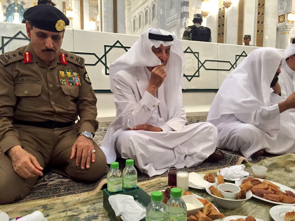 بالصور.. الفيصل يشارك رجال الأمن الإفطار في المسجد الحرام