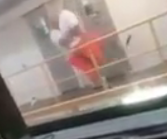 بالفيديو لحظة إلقاء مسجون لزميله من الطابق الثاني