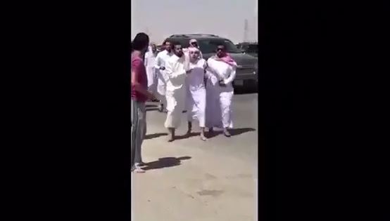 شاهد.. مصلون يقبضون على أحد الأشخاص في ساحة مسجد
