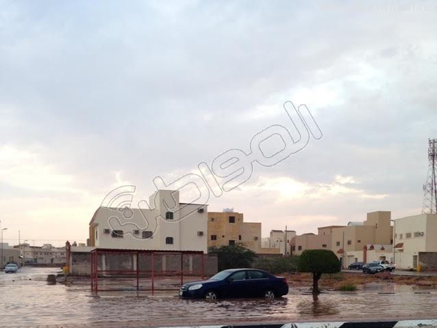 مدني #القصيم : الأمطار احتجزت 15 مركبة وداهمت 5 منازل
