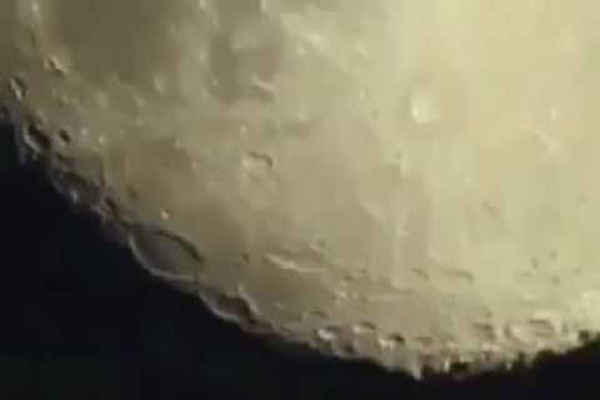 جسم غريب يعبر القمر!