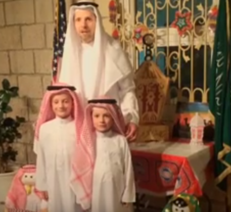 شاهد.. القنصل الأمريكي بالظهران يهنئ السعوديين بشهر رمضان على طريقته الخاصة!