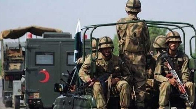 القوات الباكستانية تقضي على ثلاثة إرهابيين وتعتقل أربعة انتحاريين