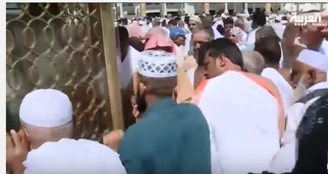 بالفيديو.. وجوه من الحرمين يتناول جهود أعضاء هيئة المسجد الحرام للمعتمرين والزوار