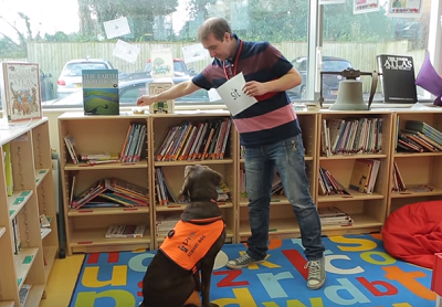 بالفيديو​.. “فيرني” كلب بريطاني يُعلم الطلابَ القراءة والكتابة