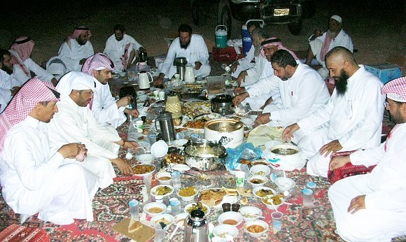 مغردون: اللمة والأهل والتمر والسمبوسة #من_أساسيات_السفرة_برمضان