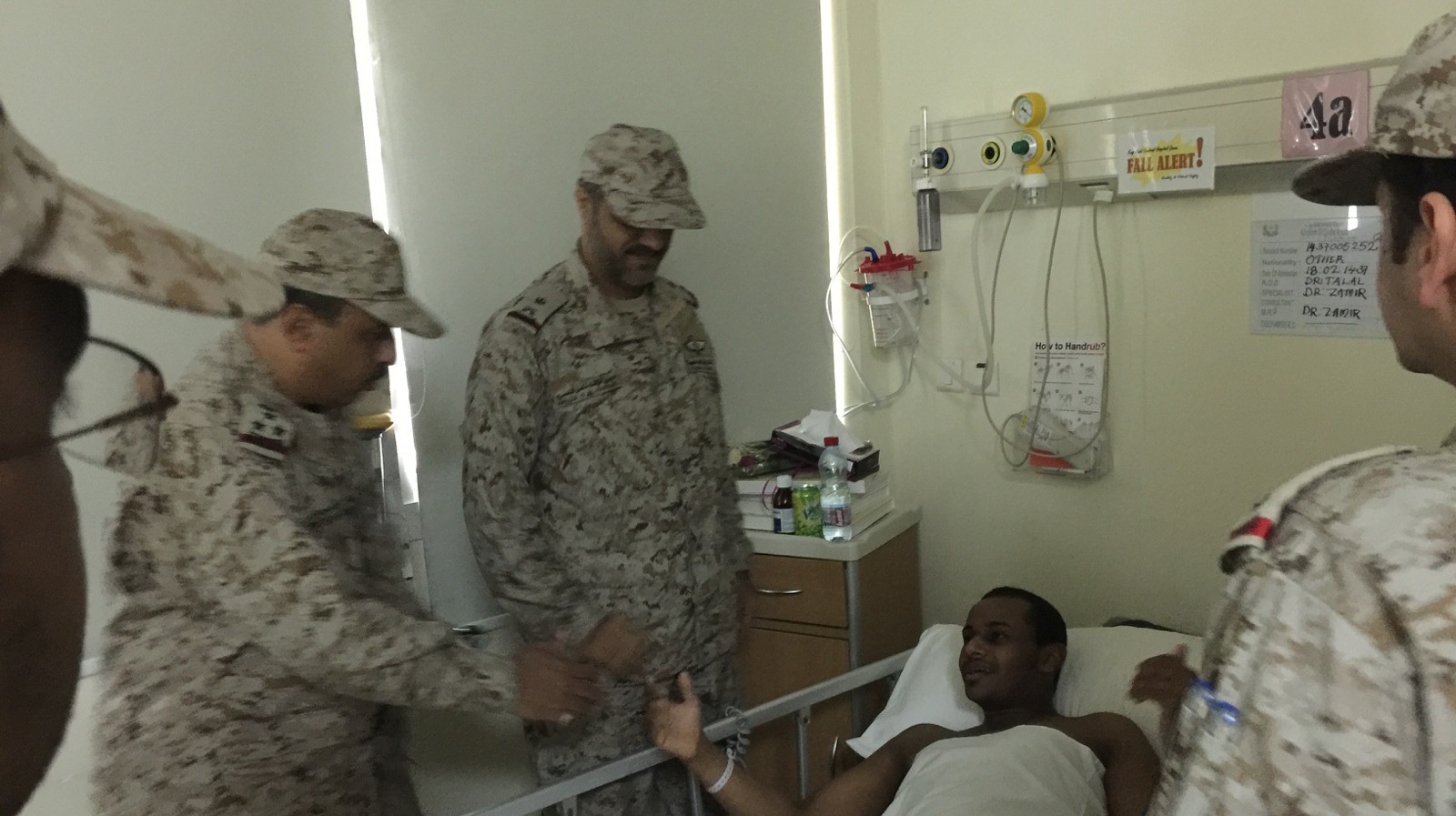 اللواء-الركن-عمير يقف علي علاجي-مصابي الحد الجنوبي (2)