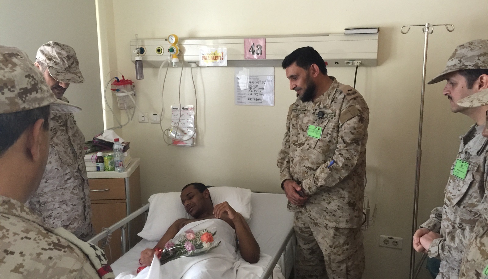 اللواء-الركن-عمير يقف علي علاجي-مصابي الحد الجنوبي (5)