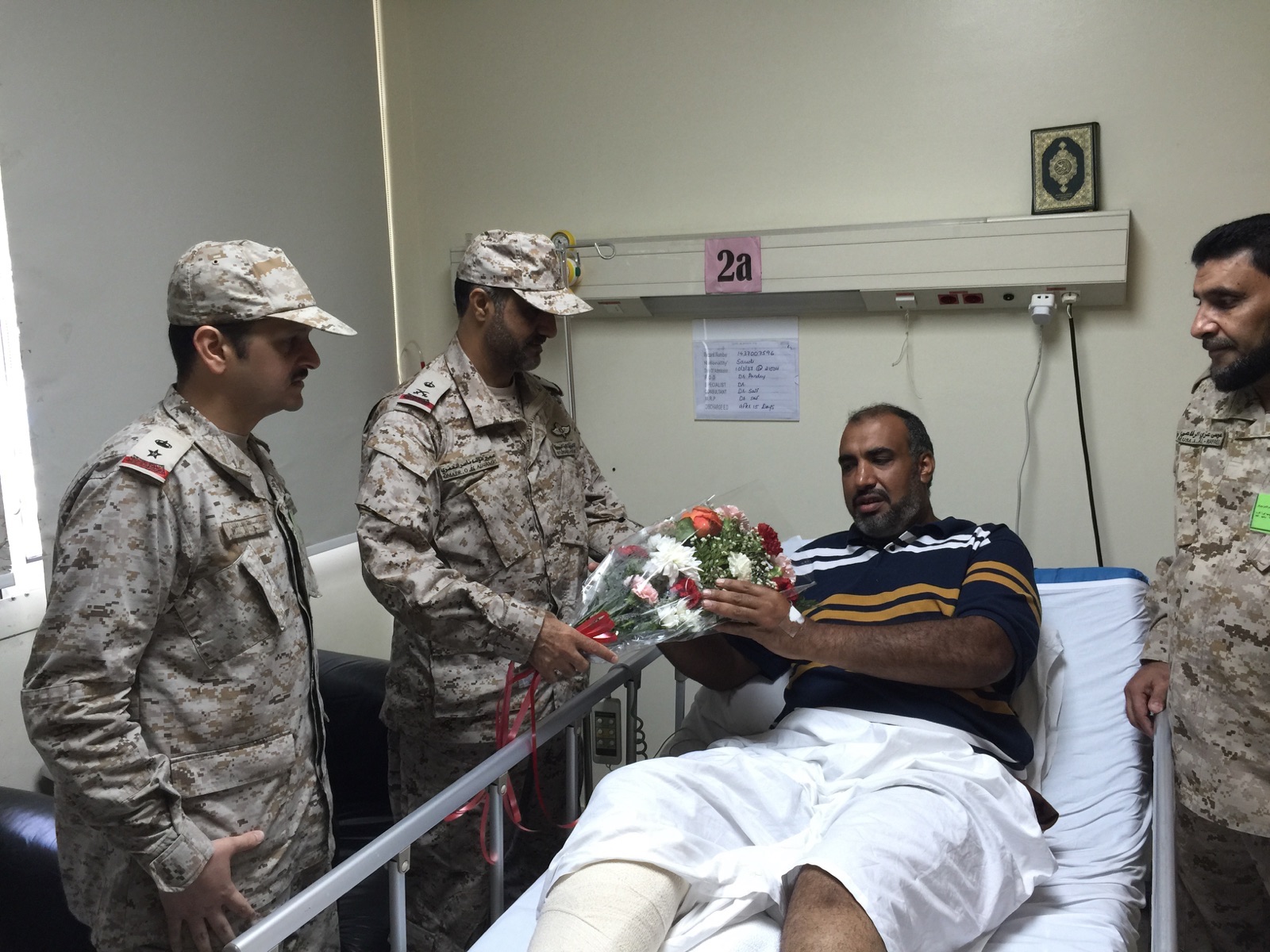 قائد قوة #جازان يقف على علاج مصابي #الحد_الجنوبي