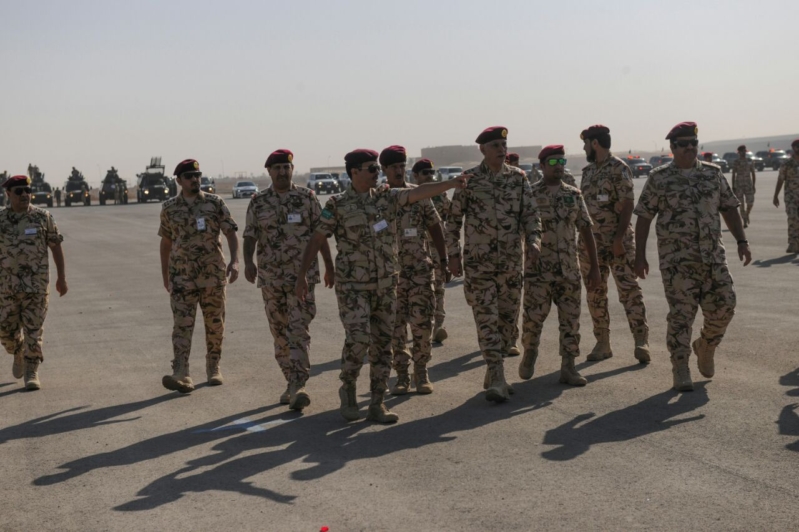 اللواء العتيبي يتفقد جاهزية الوحدات المشاركة بالتمرين المشترك “أمن الخليج العربي1” (17)
