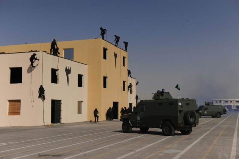 اللواء العتيبي يتفقد جاهزية الوحدات المشاركة بالتمرين المشترك “أمن الخليج العربي1” (18)
