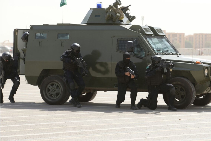اللواء العتيبي يتفقد جاهزية الوحدات المشاركة بالتمرين المشترك “أمن الخليج العربي1” (22)