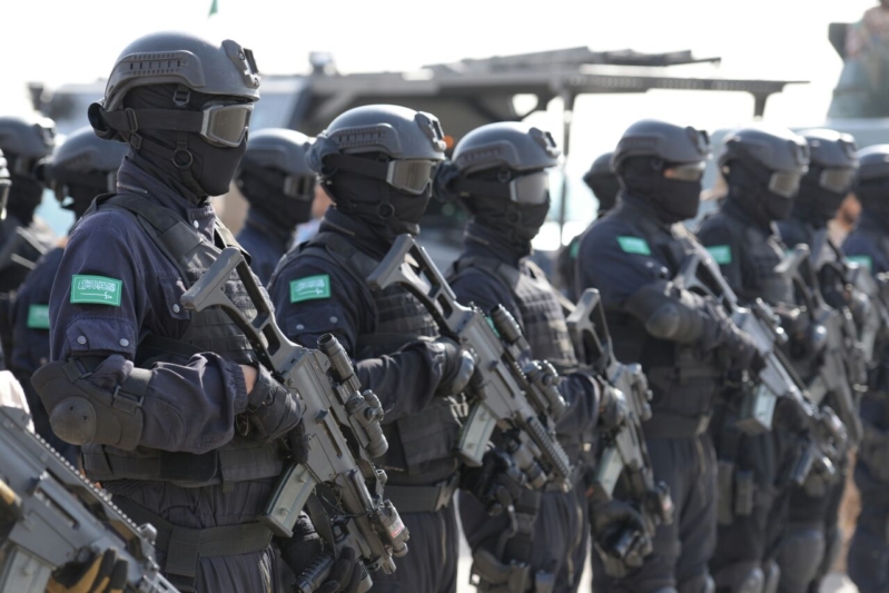اللواء العتيبي يتفقد جاهزية الوحدات المشاركة بالتمرين المشترك “أمن الخليج العربي1” (23)