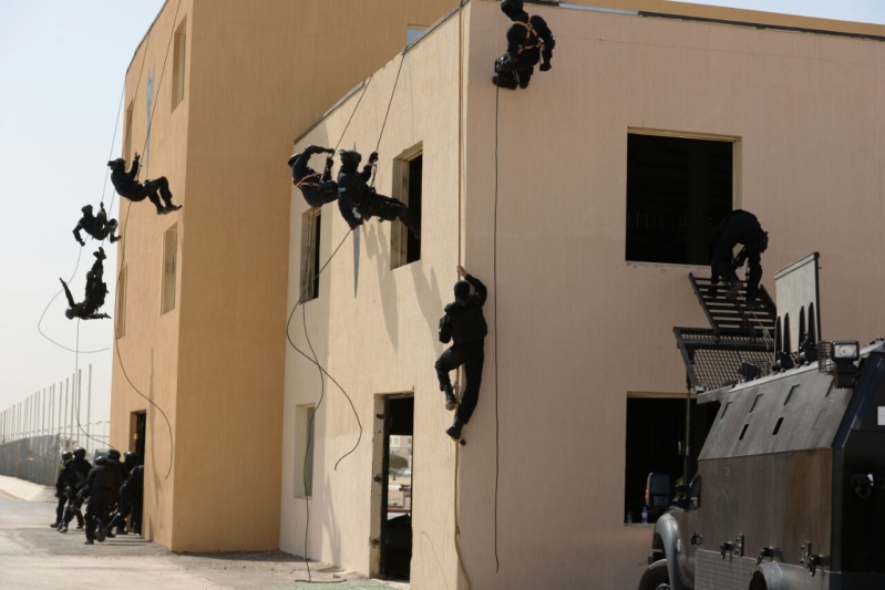 اللواء العتيبي يتفقد جاهزية الوحدات المشاركة بالتمرين المشترك “أمن الخليج العربي1” (29)