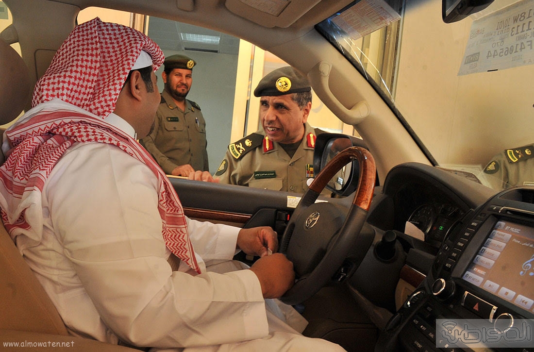 بالصور.. اللواء اليحيى يدشن صالة ذوي الاحتياجات الخاصة بجوازات الرياض