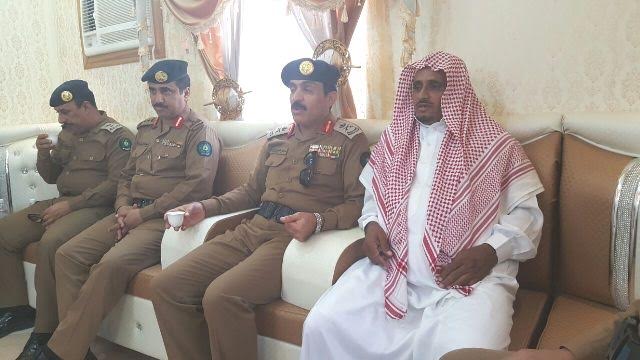 بالصور.. مدير مدني #عسير يعزي ذوي مفقود سيول بارق