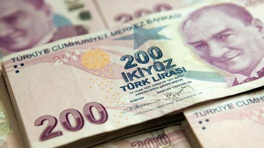 الليرة التركية تهبط أكثر من 5 % مقابل الدولار
