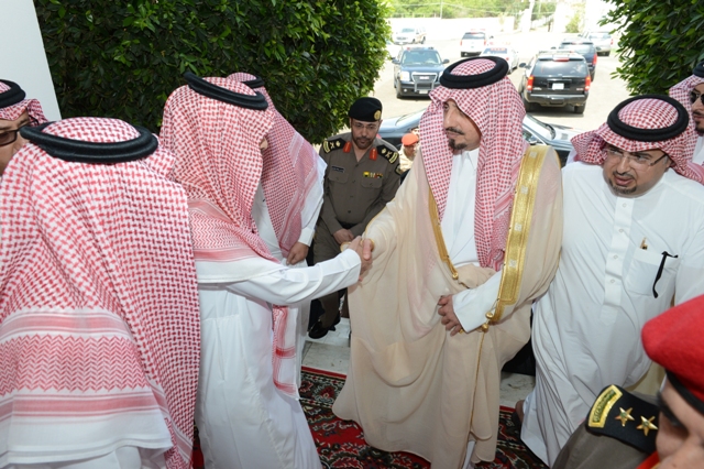 أمير عسير يُعَزّي أسرة المتحمي في وفاة الشيخ سعود