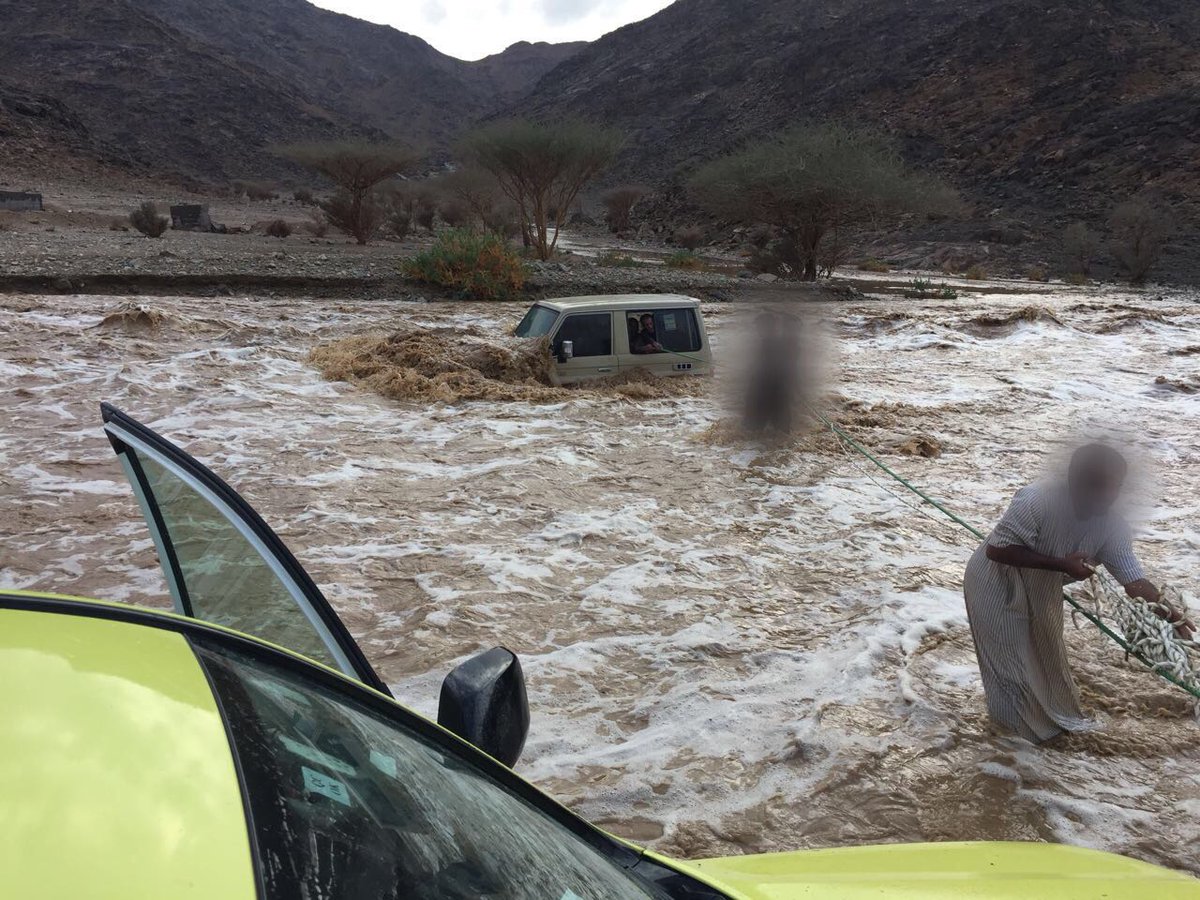 181 تماسًّا كهربائيًّا وإنقاذ 241 حالة بعد أمطار مكة