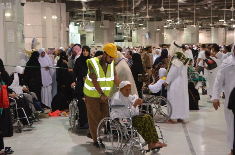 المدني ينقذ عشرات الحالات يوميًا في الحرم المكي خلال شهر رمضان