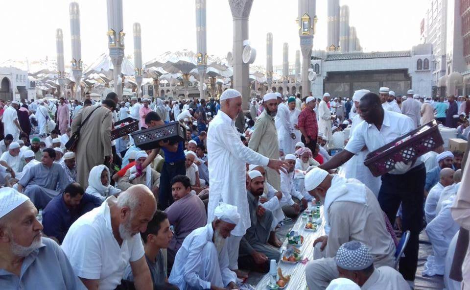 المراعي توزع وجبات الإفطار على زوار المسجد النبوي