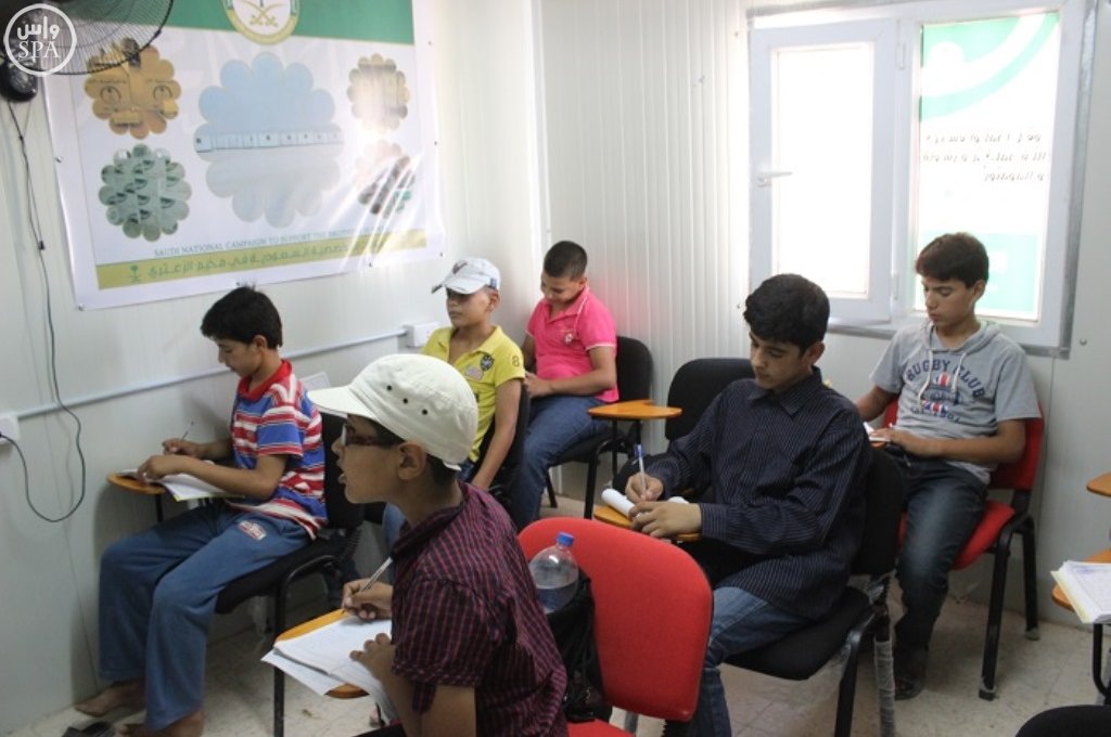 المركز السعودي يقدم خدماته التعليمية والتدريبية للاجئين السوريين في مخيم الزعتري (1)