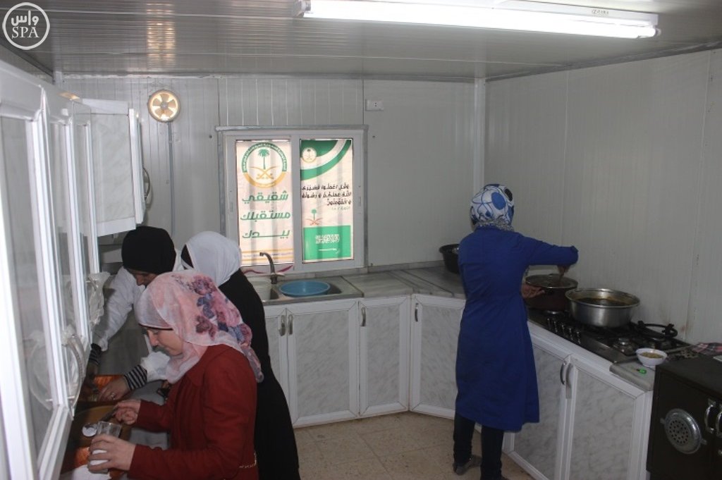 المركز السعودي يقدم خدماته التعليمية والتدريبية للاجئين السوريين في مخيم الزعتري (5)