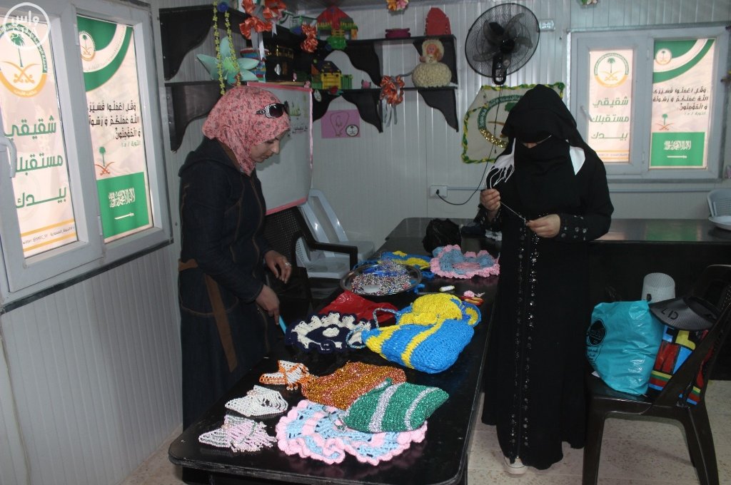 المركز السعودي يقدم خدماته التعليمية والتدريبية للاجئين السوريين في مخيم الزعتري (6)