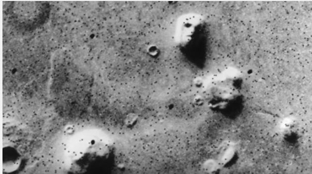 بالفيديو.. أغرب 9 أشياء عُثر عليها فوق المريخ