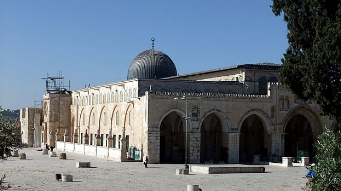 بالفيديو.. أحد حراس المسجد الأقصى يرفع الأذان باكياً بعد إغلاقه