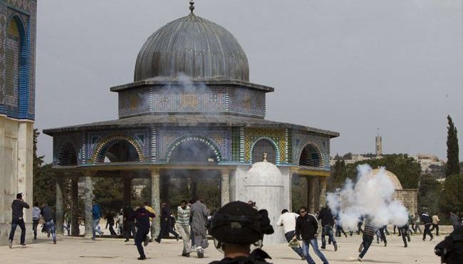 مستوطنون يهود يقتحمون المسجد الأقصى