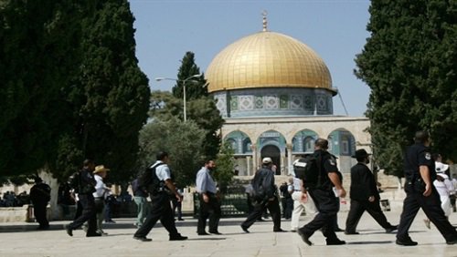 مستوطنون يهود يقتحمون المسجد الأقصى تحت نظر شرطة الاحتلال