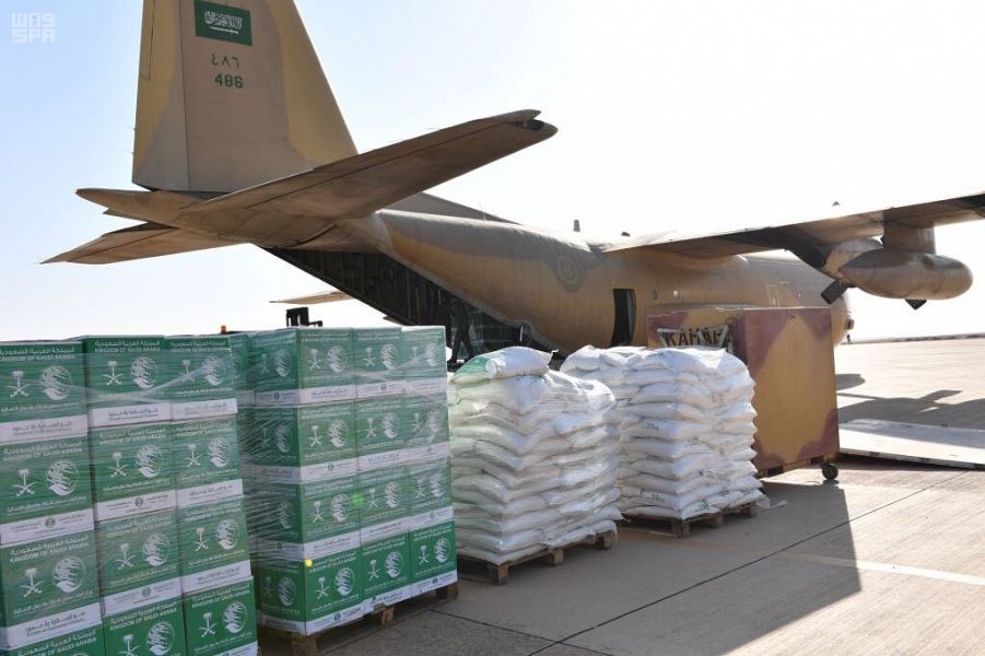 5 آلاف سلة غذائية من مركز الملك سلمان للإغاثة تصل مطار الغيظة اليمني