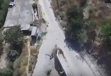 شاهد.. طائرة بدون طيار ترصد حجم الدمار في مدينة كنسبا السورية نتيجة المعارك