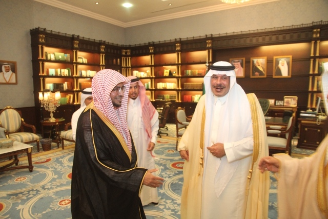 شاهد بالصور.. أمير الباحة يستقبل الشيخ المغامسي