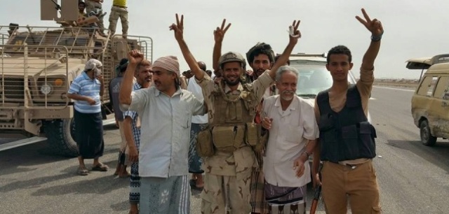 شاهد بالصور .. المقاومة الشعبية تستيعد السيطرة على مطار عدن وأجزاء من خورمكسر