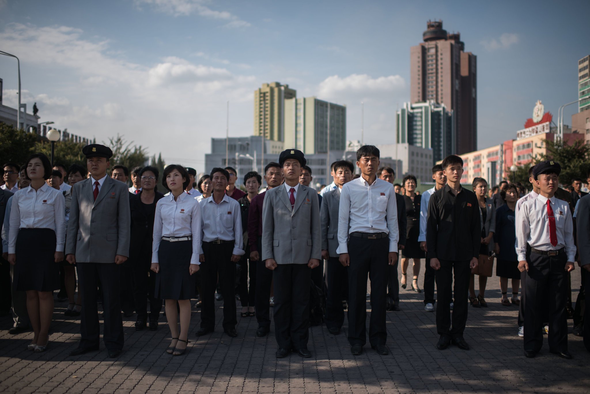 ألوان إلزامية للملابس.. صحيفة أميركية تكشف أغرب القواعد الحكومية في كوريا الشمالية