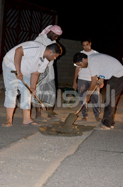بالصور.. شباب الملحاء بصبيا يتطوعون لسفلتة الشوارع