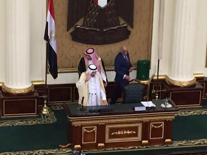 خادم الحرمين لحظة دخوله البرلمان المصري