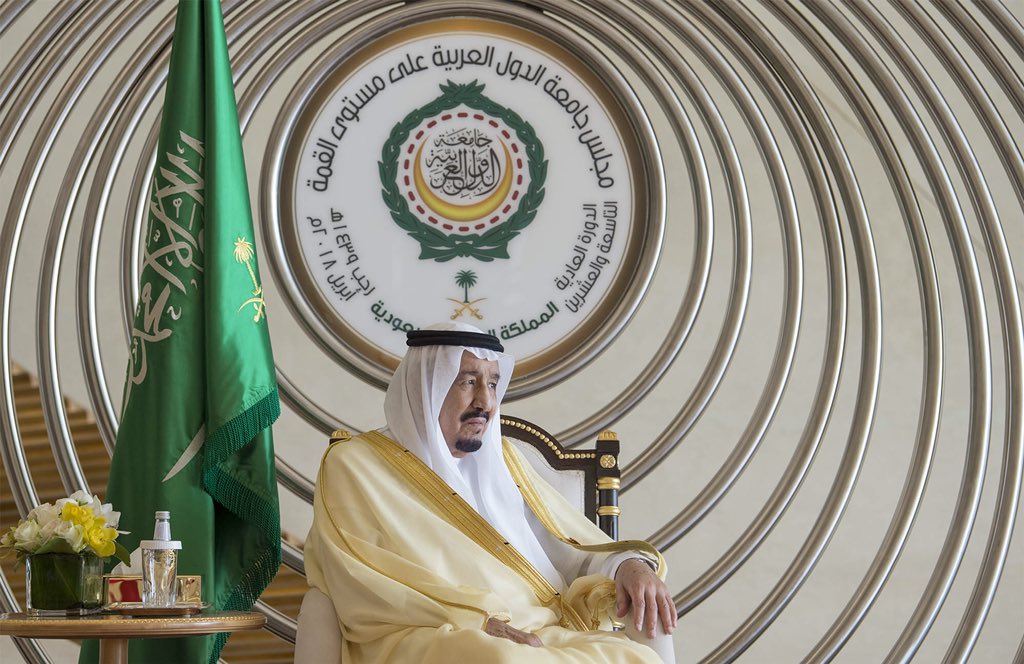 الملك سلمان يقود جهود التكامل العربي ومكافحة الإرهاب في قمة تونس