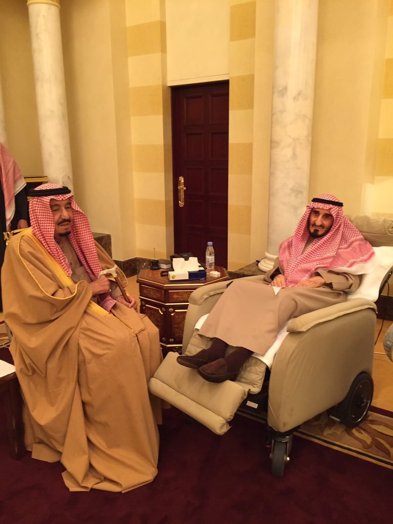 شاهد.. خادم الحرمين يزور الأمير بندر بن عبدالعزيز