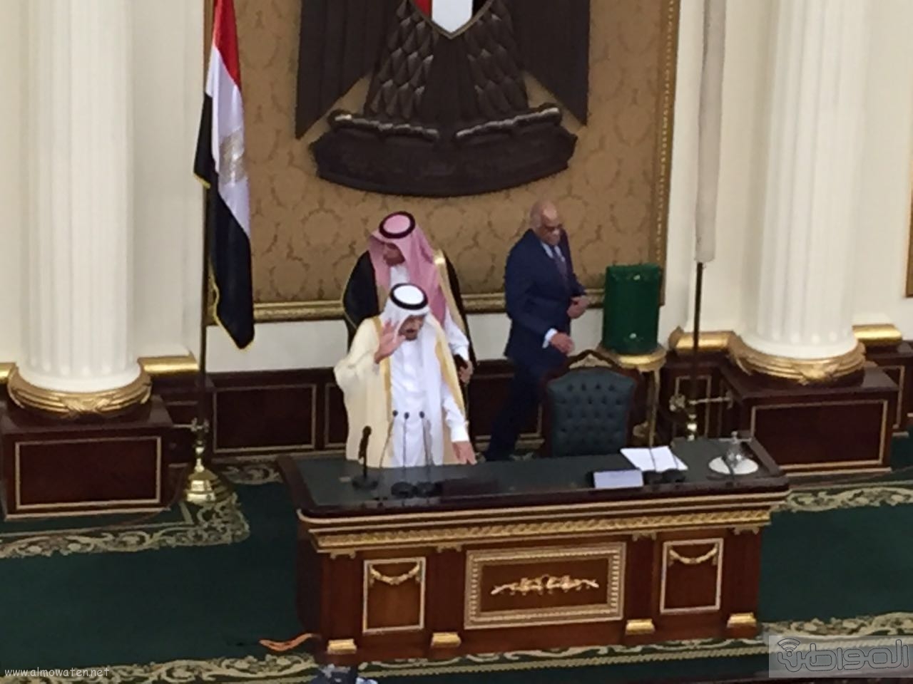 #سلمان_الحزم يقابل بعاصفة تصفيق وهتافات وقصائد ترحيبية بأول ملك سعودي يزور البرلمان المصري