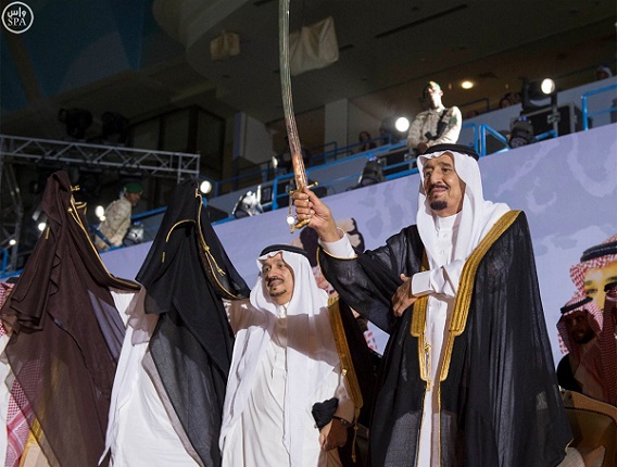 شاهد.. الملك سلمان يؤدي العرضة #السعودية في احتفال أهالي الرياض