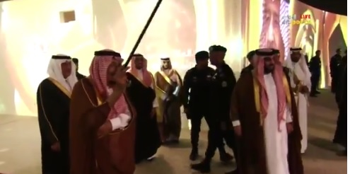 في ملعب الجوهرة .. الملك سلمان يؤدي العرضة السعودية